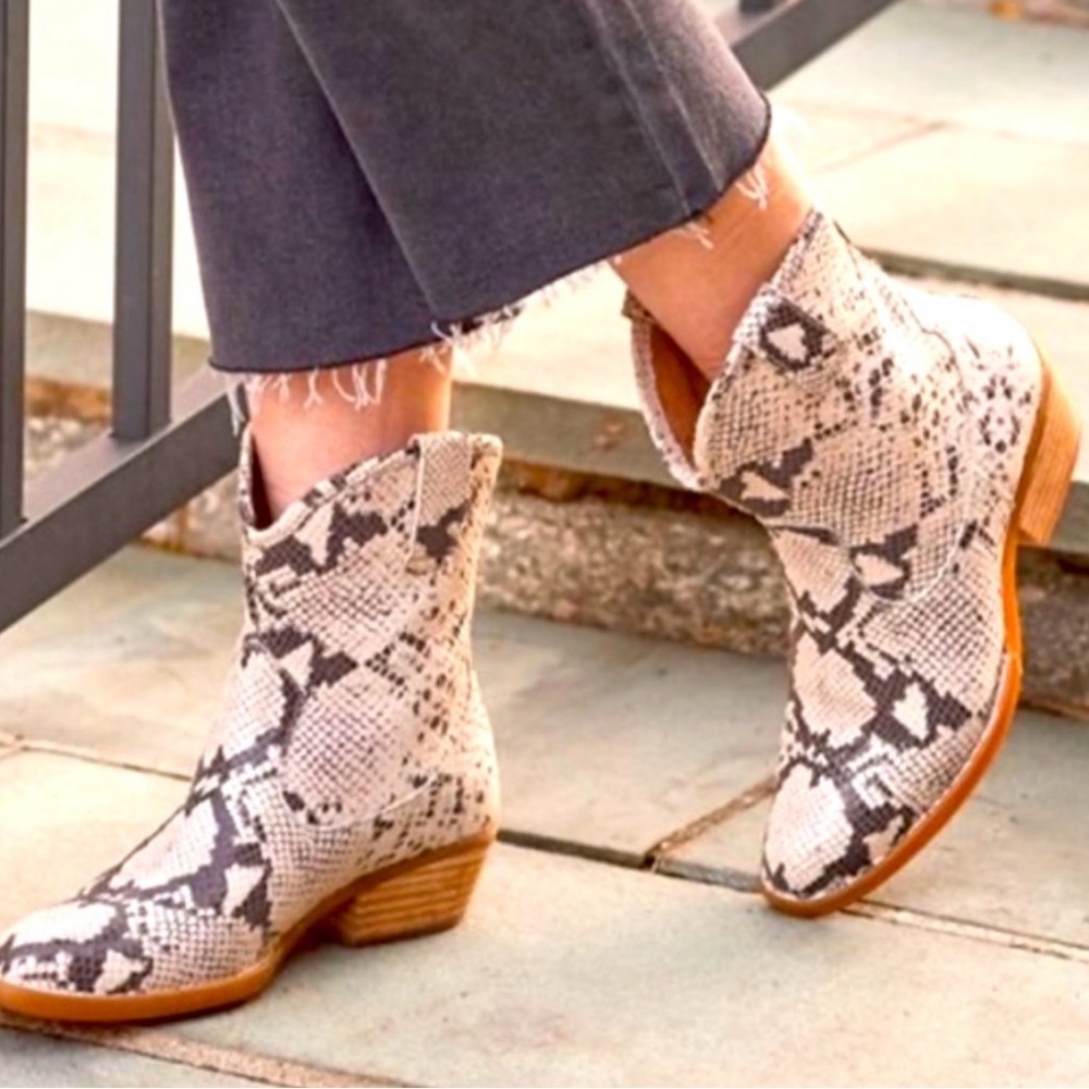 Born Wynd Snake Print Black White‎ Leather Western Boot Ankle- calf 7.5